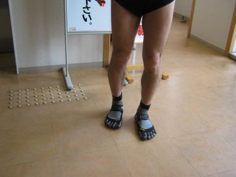 言わずと知れた、今やsugyon氏の代名詞となったビブラムシューズ
新幹線の車中でも、このいでたち?