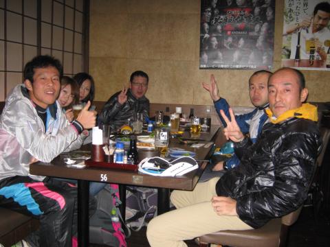 やっとたどり着いた小田原駅前の白木屋で乾杯皆さん飢えた野獣状態