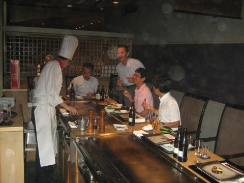 お酒の持ち込みまで許してくださり、感謝!
左からRORYさん、スカブーさん、yuzoさん、mizuやんさんら高速ランナーの面々。yuzoさんには超がつきますが)