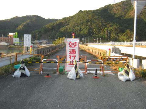 9月の台風により
通行できなくなってしまった
日置大橋の人道橋
車道を歩くのは危険極まりない