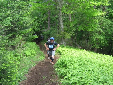 石割山を登るkenphshさん(湘南のサーファーでもある)
被災地のボランティア活動で多忙を極め
十分な練習ができなかったというが
汗だくになりながら、頑張っておられた