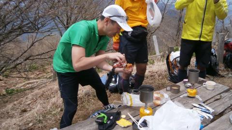 ビリケンンドック調理中 ひとり寂しく隣でカップラーメンをすすっていた青年にもおすそわけする、心優しきビリちゃんでした