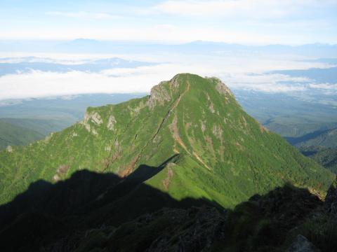 ガーミン実測1時間で、標高2889mの赤岳山頂に到達。
さっきまで見上げていた阿弥陀岳も眼下に
