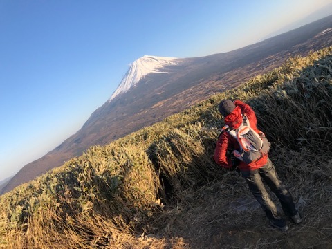 龍ヶ岳から黄昏の富士 風が強い