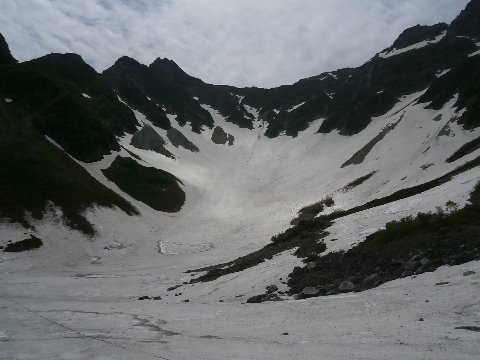 今年の涸沢の残雪は例年になく多い。