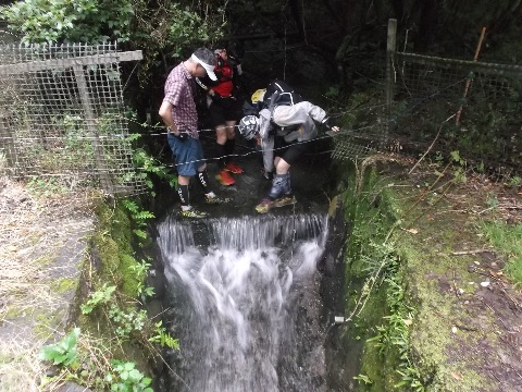 長尾峠から仙石原に下山 途中用水路で泥だらけのシューズを洗う