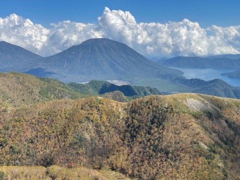 男体山と中禅寺湖