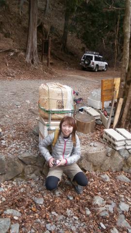 正月の宿泊者用の大きな酒樽も置いてある。おそらく小屋の主人(今年64歳)が背負っていくのだろう。H嬢も背負ってみるがびくともしない・・。