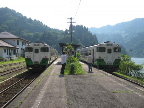 JR只見線 会津川口駅にて列車交換