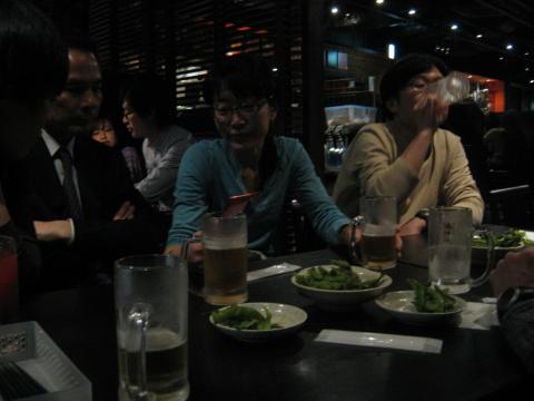 ミッキーさん、ｓｋｙblueさんも合流。みんな浴びるように、飲み続けていた。