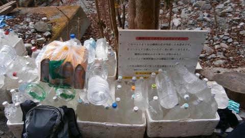 6キロ地点の水置き場。ここから登山道に入る。鍋割山荘までの3キロ
標高差600m。ザックのスペースと体力に余裕のある方1本でも良いから背負ってみては。