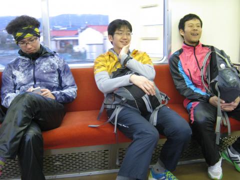 帰りの大雄山線車中で。荒川さん、パーマヘアが決まっています。東京マラソンではアフロ代わりに使えそう