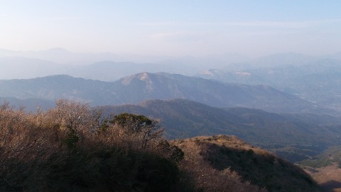 明神ヶ岳山頂直下より 午前中に登った矢倉岳
あんな遠くからよく来たもんだ(自画自賛)