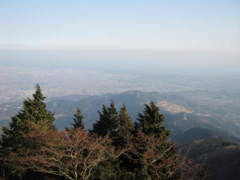 山頂より、ヤビツ峠方面を望む。秦野から約２時間（休憩を除き）で登りきった。