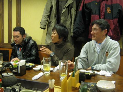 今日の応援団長ミッキーさん、忙しい合間を縫って打ち上げに参加していただいたtrojanさんありがとうございました。見事6時間かけて完走したN君。本当にお疲れ様でした!