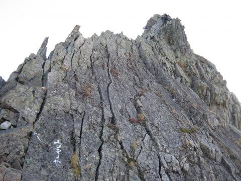 下から見上げたところ。ピークに重荷を背負った女性登山者の姿が・・・。頑張れ～！