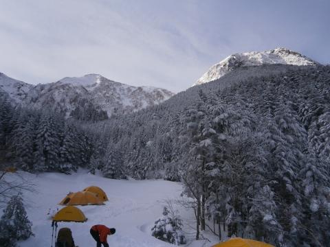標高２３００m　行者小屋　夜明け前はマイナス２０度まで下がったとか。４０代の頃はよくここにテントを張って一晩寒さに震えたものである