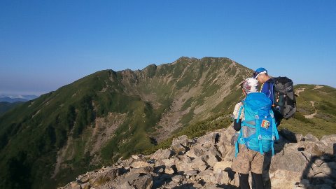 小仙丈ヶ岳より仙丈カールと山頂方面を臨む 　テンションが高まり眠気も吹き飛ぶ