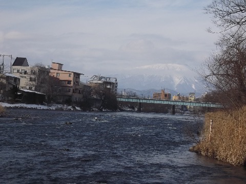 北上川 岩手山も少し姿を見せる