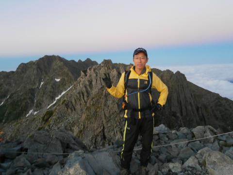 4時50分 日の出前 穂高連峰をバックに 頭が少し重い