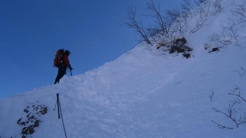 重荷を背負った登山者が多い。