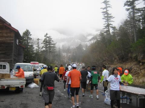 標高２３００m地点ガスの切れ目から残雪の乗鞍が