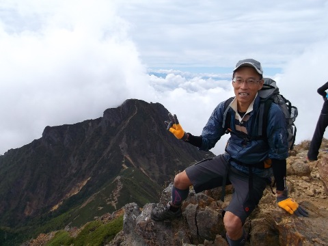 阿弥陀岳から１時間５分　赤岳山頂　阿弥陀岳は遥か下に