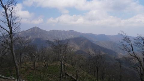 左から神奈川県最高峰の蛭ヶ岳~丹沢山~塔ノ岳にかけての稜線