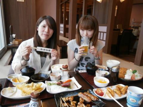 下山後、河辺駅前の温泉で一浴後、打ち上げ。H嬢の友人のHさん（左側）ペラペラのスニーカーに普通のバックを背負っての登山。ひょうひょうとこなされていた。よく話を聞くとハーフマラソンを２時間少々で走るというアスリートでした。恐れ入りました。