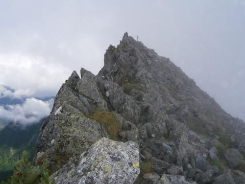 標高3103m 涸沢岳 なんとか2000m登りきったがこのあとは北穂高までアップダウンの激しい岩稜が続く