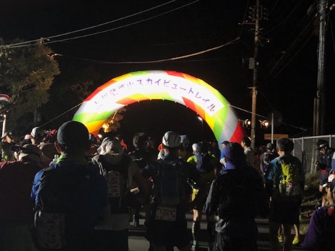 派手な盛り上げもなく静かにスタートを待つ まさに硬派のレース