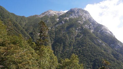 仙水峠から臨む 摩利支天と甲斐駒ケ岳