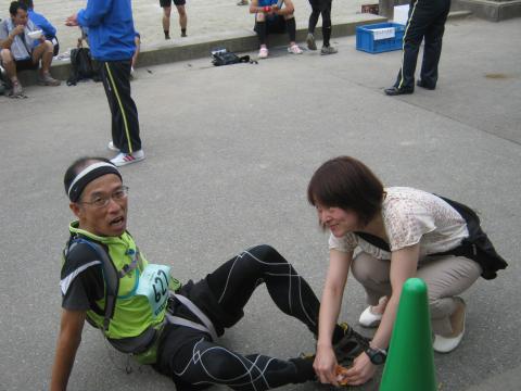 無事ゴールイン(ガーミン計測4時間43分)と思いきや
しばらくく立ち上がれず。
ショートに参加していたMちゃんにチップを外してもらう。
何とも無様