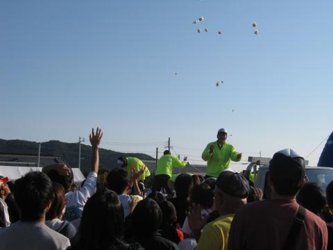 本日、最後のイヴェントの餅まき
ランナー以外にも大勢の地元の方たちが集まってくる
とてもではないが1個もゲットできず。
harudaruさんから頂戴する結果に