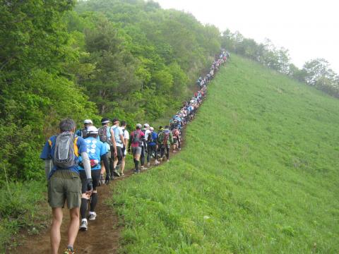 口座山への取り付き。ここも急な上滑りやすく上部にはロープが設置してある雨が降ったら滑り台と化す