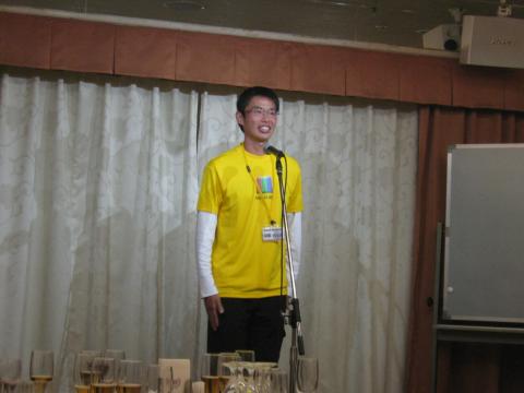 直立不動のyuzoさん私たちのあずかり知らぬところで毎日苦闘されていることと思いますが接している時は、そんなことは露ほどにも感じさせないくらいに、物腰柔らかく接しておられ、いつも感銘を受けます。今日の駅伝でも、お一人でぽつんと目立たないコース上で声援を送ってくだり、本当に感謝しています。