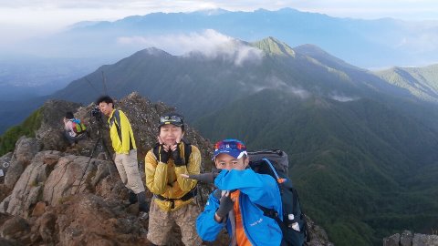 バックの権現岳に向けて元気いっぱいのJIFU＆ビリーの名（迷）コンビ