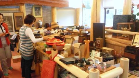 ロビーにも所狭し。。。というか廊下もめ一杯商品だらけぇ～　宿泊者もご近所さんもいっぱいきましたぁ～