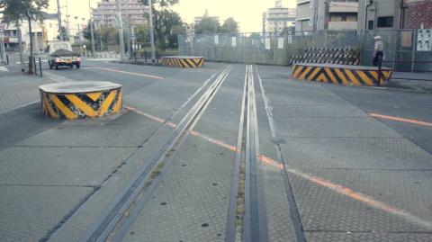 廃線になった貨物腺跡 遮断機の台座と線路が哀愁を。。。小学生の頃
この線路をどこまで遠くまでいけるか友達とよく決闘したなぁ。。。