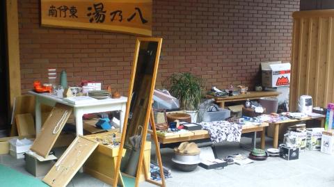 エントランス横にもお店ひろげてますぅ～　この日は雨なので少し こじんまりとなりましたぁ