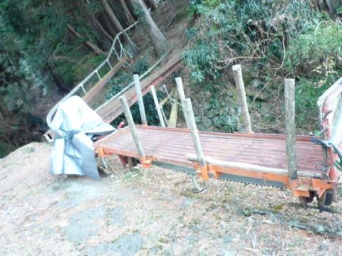 山奥ならではの 木材運搬用モノレール 今回は山に迷い込んだランナーの救出用に利用される。