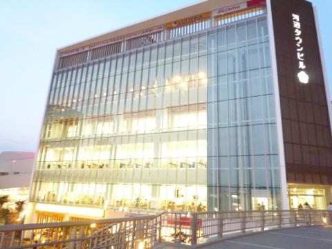 河辺駅前　田舎と思いきや　駅前にはでっけぇ～駅ビルが２つも！　　でぇ～温泉はこのビルの５階に！　びっくらこいだぁ～～