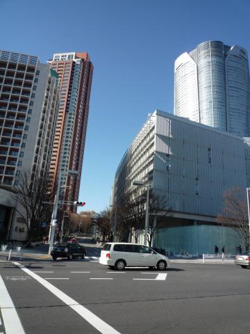 ころげてたどりついたのは六本木ヒルズ　ここが最後の難所のけやき坂～左の高いのは居住棟　ほりえもんが住んでたり　あの　男優おっしお事件の場所