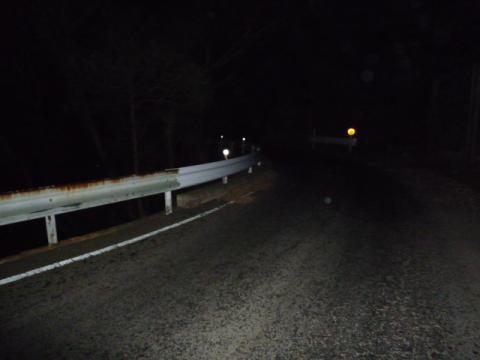 下りのカーブ。ここも全くの暗闇 本当に目の前も見えない状況だ!