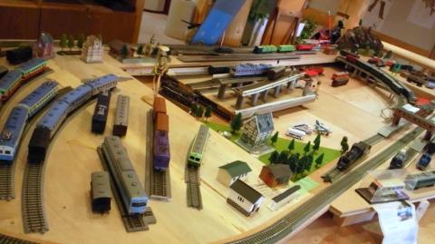 4階に居酒屋があり　目下ＨＯゲージ（鉄道模型）のパノラマ製作中手作りなので１年くらいかけてのんびりと予定しますぅ～～