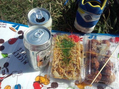 一人打上げの定番　焼そば　たこやきこれにフランクフルトと唐揚げがラインナップされればフルコース＾＾；ｖ