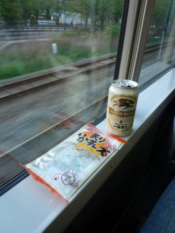 迷い道ぐるぐる~~~
のあげく 電車やり過ごして~~
ご飯食えず~~~ 東海道線の安いグリーン車(700えん)の中で
一杯・・・・てこの後あと3本頼みました^^;