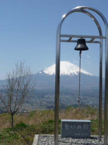 誓いの丘 ここで折り返すと30キロのはず・・・・・
鐘鳴らしてみたけどええ音でっせぇ~~
後ろの富士山がさいこ~~