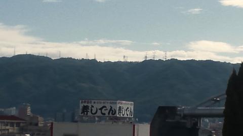 大阪の霊峰生駒山 各局のテレビラジオの送信塔が並ぶ
なので大阪はスカイツリーみたくなのは いらんでぇ~~