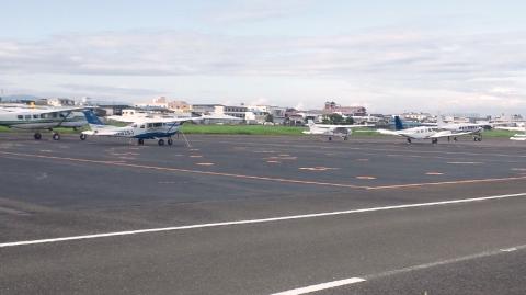駐機場。。。昔と比べたら 数がすごい少ない。。。小学生の頃がスピーカ付けたセスナがたくさんあってよくスーパーの安売りとかの宣伝をしてました。